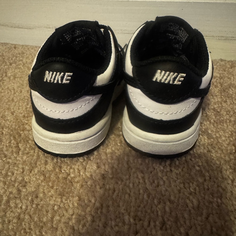Nike toddlers Black and White Nikes - Picture 4 of 4
